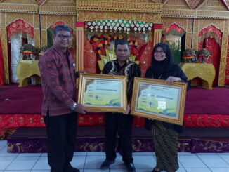 Sekdako Bukittinggi menerima penghargaan BKN Award 2022.