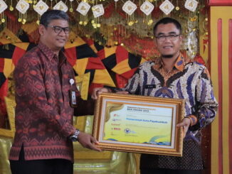 Sekdako Payakumbuh menerima piagam penghargaan BKN Award 2022.