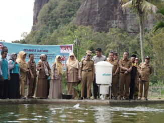 Tim penilai Pokdakan berprestasi Tingjat Sumbar melihat kolam ikan Pokdakan Ruyuang Solok Bio-Bio.