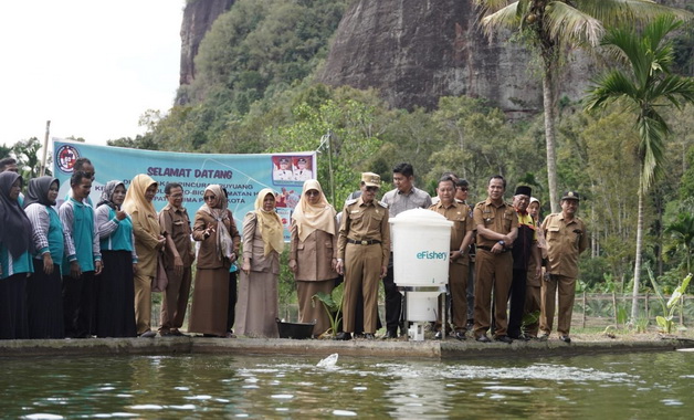 Tim penilai Pokdakan berprestasi Tingjat Sumbar melihat kolam ikan Pokdakan Ruyuang Solok Bio-Bio.