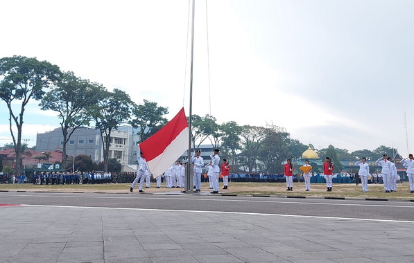 Upacara pengibaran bendera pusaka merah putih di lapangan kantin Bukittinggi yang berlangsung khidmad.