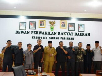 Bupati Suhatri Bur berfoto bersama unsur pimpinan dalam DPRD Padang Pariaman.