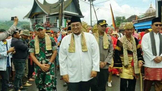 Wabup Richi Aprian saat pembukaan Festival Pandai Sikek.