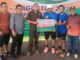 Wagub Audy Joinaldy saat menyerahkan hadiah buat pemenang.