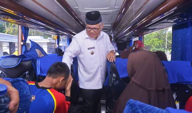 Wakil Wali Kota Sawahlunto, Zohirin Sayuti menyalami kontingen Kwarcab.