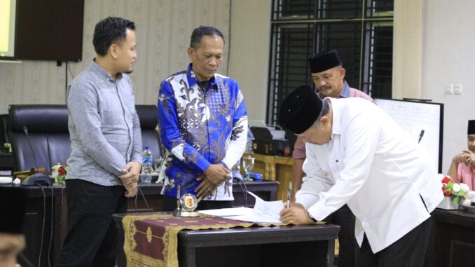Wako H. Zul Elfian Umar menandatangani kesepakatan KUA PPAS Kota Solok tahun 2023.