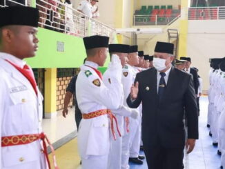 Wako H. Zul Elfian Umar saat melantik Paskibra Kota Solok.