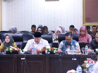 Wako H. Zul Elfian Umar saat menghadiri sidang di DPRD Kota Solok.