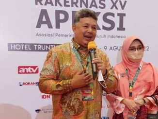 Wako H. Zul Elfian bersama istri.