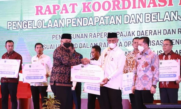 Wako H. Zul Elfian menerima hasil bagi pajak dari Gubernur Mahyeldi.