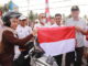 Wako Riza Falepi bagi bagi bendera merah putih kepada masarakat.