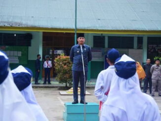 Wali Kota Sawahlunto menjadi Pembina Upacara SMPN 6 Sawahlunto.