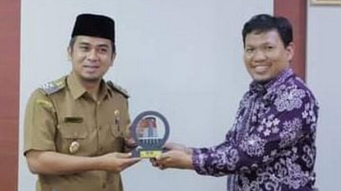 Wawako Ramadhani menyerakan cinderamata.