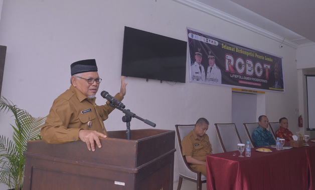 Wawako Zohirin saat membuka lomba.