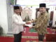 Zarfi Deson saat meyerahkan bantuan.