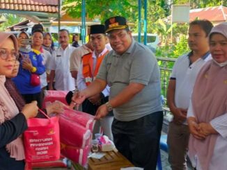 Bupati Padang Pariaman Suhatri Bur menyerahkan bantuan logistik dan uang Rp9 juta kepada Devi Marlina warga Sigata Sungai Dandang Nagari III Koto Aur Malintang Selatan.