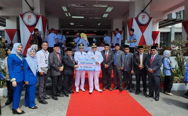 Bupati Suhatri Bur berfoto bersama Wabup Rahmang, Ketua DPRD Arwinsyah, dan kepala OPD di Lingkungan Pemkab Padang Pariaman.