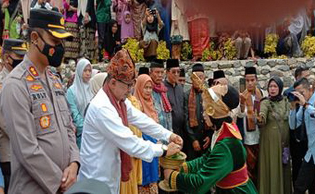 Bupati Eka Putra dan Forkopinda disambut dengan Siriah dalam Carano.