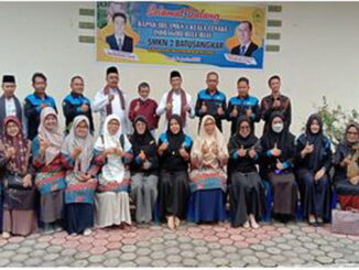 Foto bersama rombongan guru SMKN 1 Kuala Cinamu Riau bersama Kepala Sekolah SMKN 2 Batusangkar komite dan ketua jurusan.