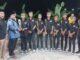 Bupati Padang Pariaman Suhatri Bur menyerahkan tropi kepada Terbaik 1 Kategori Yunior Grup Gandang Tasa Panti Kayu Bisati.