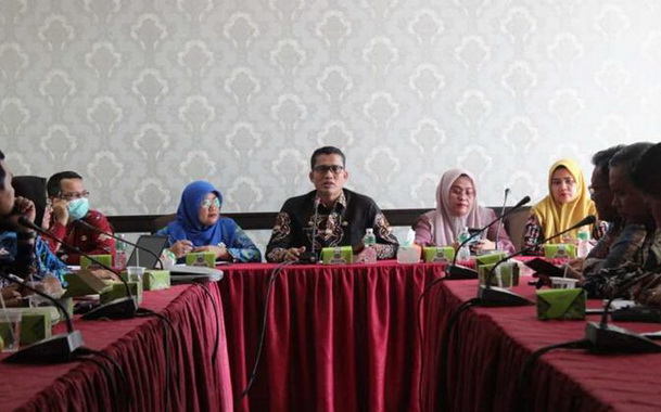 Ny. Yusrita Suhatri Bur dan Sekdakab Rudy Repenaldi Rilis memimpin Rakor persiapan Padang Pariaman tuan rumah pertemuan Ikatan Istri Kepala Daerah (ISKADA) se-Sumbar.