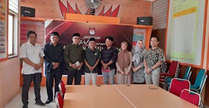 Pengurus DPC PBB Tanah Datar foto bareng dengan pimpinan KPU.