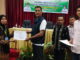 Sekdakab Rudy Repenaldi Rilis, S.STP, MM menyerahkan piagam kepada salah seorang peserta pada penutupan Pelatihan Inovasi Produk dan Strategi Pemasaran Bagi Pelaku UMKM se-Kabupaten Padang Pariaman.