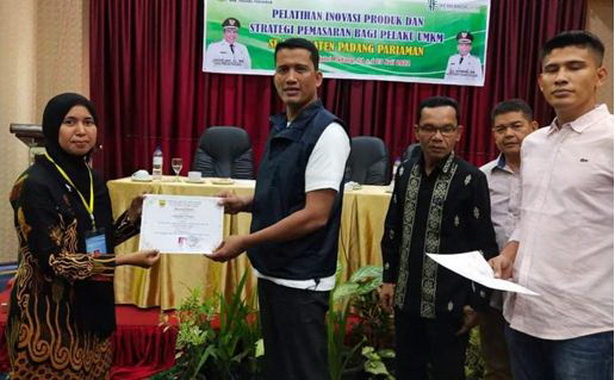 Sekdakab Rudy Repenaldi Rilis, S.STP, MM menyerahkan piagam kepada salah seorang peserta pada penutupan Pelatihan Inovasi Produk dan Strategi Pemasaran Bagi Pelaku UMKM se-Kabupaten Padang Pariaman.