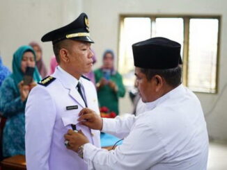 Bupati Padang Pariaman Suhatri Bur menyematkan tanda jabatan Camat 2 x 11 Kayu Tanam kepada Junaidi Syah.