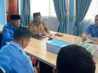Wabup Rahmang memberikan pengarahan kepada jajaran pimpinan dan staf PDAM Padang Pariaman ketika sidak di kantor Lubuk Alung..