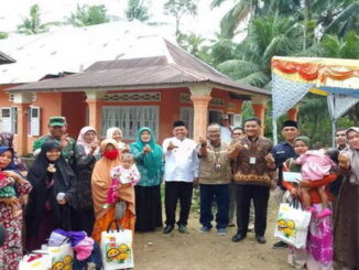Wabup Padang Pariaman Rahmang, Kakanwil DJPb Sumbar Heru Pudyo Nugroho dan Ketua TP PKK Ny. Yusrita Suhatri Bur berfoto bersama kepala keluarga penerima bantuan.