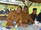 Bupati Padang Pariaman Suhatri Bur dan Wagub Sumbar Audy Jounaldi ketika meninjau pemandian alam di Nagari Kasang Kecamatan Batang Anai.