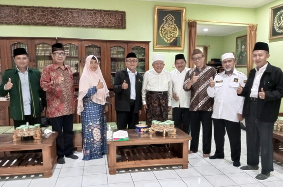 Besar KH. Syukron Ma’mun bersaman Tim Fukoba.