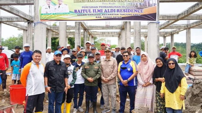 Bupati Eka Putra bersama warga perumahan Aldi Resident.