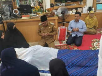 Bupati Eka Putra saat melayat ke rumah duka.