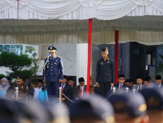 Bupati Eka Putra saat memimpin upacara.