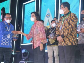 Bupati Eka Putra saat menerima penghargaan dari Menkeu Sri Mulyani.