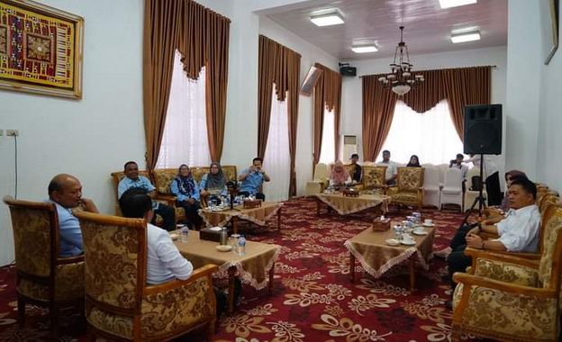 Bupati Eka Putra saat menyambut kunjungan Kepala RRI Bukittinggi Yulian S. Saaba bersama rombongan.
