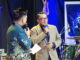 Bupati Eka Putra saat tampil di acara Dendang 15 TVRI Sumbar.