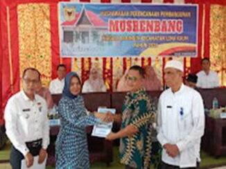 Dra,Donna menerima hasil Musrembang dari Ketua BPRN nagari Baringin..