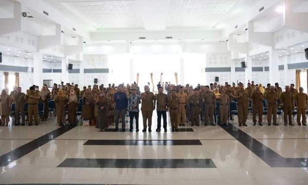 Foto bersama usai pembukaan seminar.