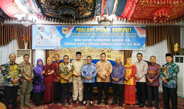 Foto bersama usai pisah sambut Hardijono Sidayat .