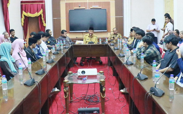Gubernur Mahyeldi bersama calon mahasiswa yang akan kuliah di luar negeri.