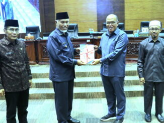 Gubernur Mahyeldi menyerahkan berkas pengantar nota APBD Perubahan kepada Ketua DPRD Sumbar, Supardi.