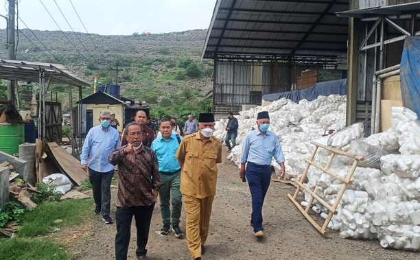 Gubernur Mahyeldi saat meninjau lokasi pengolahan limbah di Bekasi.