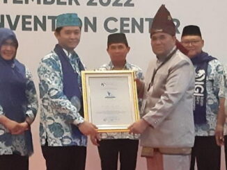 Kadis Pendidikan Payakumbuh Dr.Dasril S.Pd,M.Pd menerima penghargaan Nasional anugerah Pendidikan Indonesia.