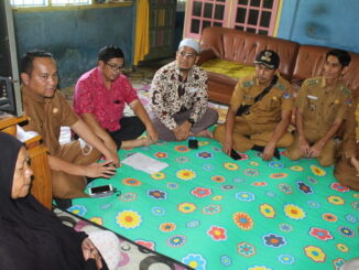 Kadis Sosial Payakumbuh bersama Camat dan Baznas di rumah Erni untuk menyerahkan bantuan untuk berobat bagi penderita kanker Ovarium.