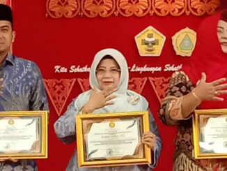 Kadis kesehatan Bukittinggi mewakili Wako Erman Safar menerima penghargaan kota ODF dari Dirjen P2P Kemenked RI.