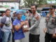 Kapolres Tanah Datar saat menyerahkan bantuan.