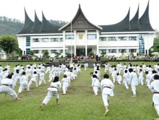 Latihan gabungan karate di Batusangkar.